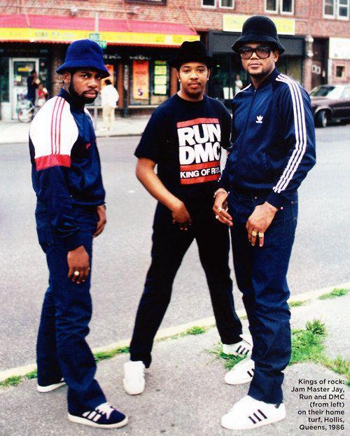 سه عضو گروه RUN DMC با کفش ادیداس سوپراستار در خیابان